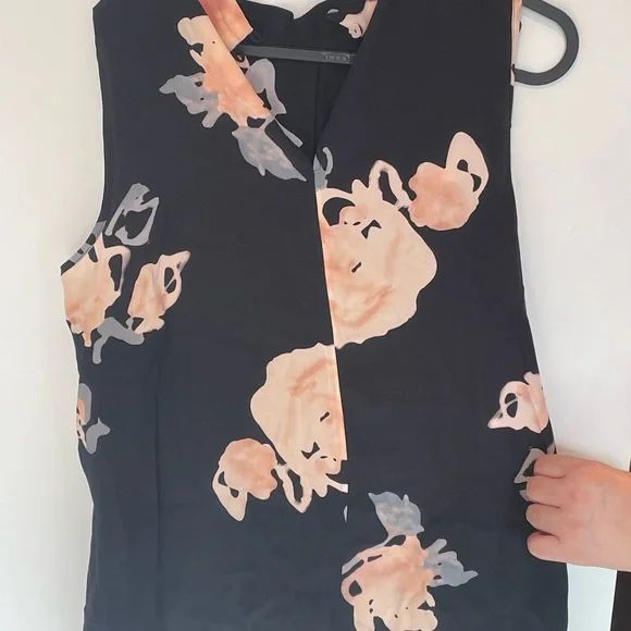 Sleeveless silk top with floral patterns - Picture 2 of 3